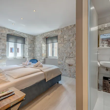 Palace Luxury Retreat *