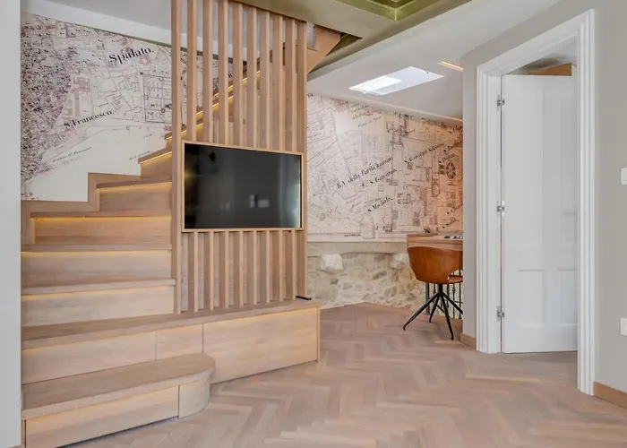 Palace Luxury Retreat דירה