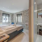 Palace Luxury Retreat *